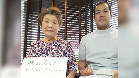 お客様と院長(お客様 女性(膝痛))