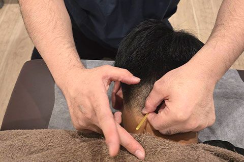 施術をする院長