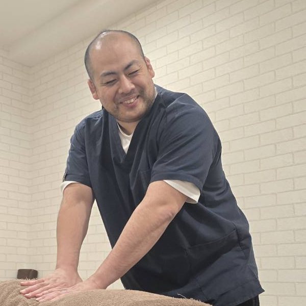 手技で施術する院長