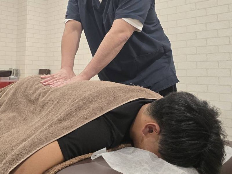 手技で全身を調整する院長の手元