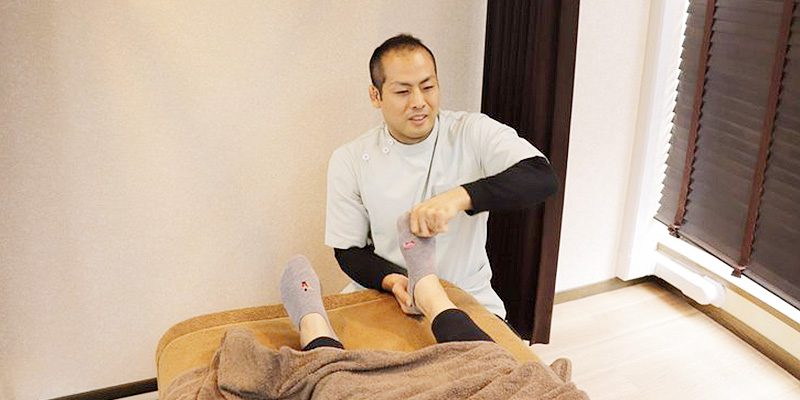 施術後の脚の状態を確かめる院長