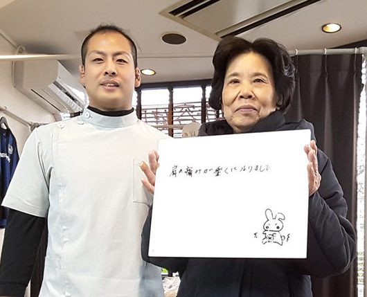 お客様と院長(お客様 女性(肩の痛み))